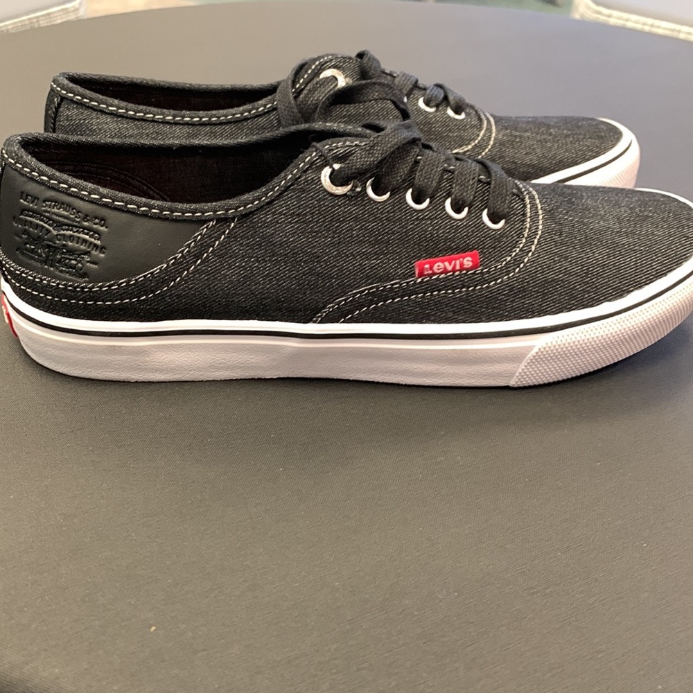 🎉Host Pick🎉 NWT- Levi Gray Sneakers